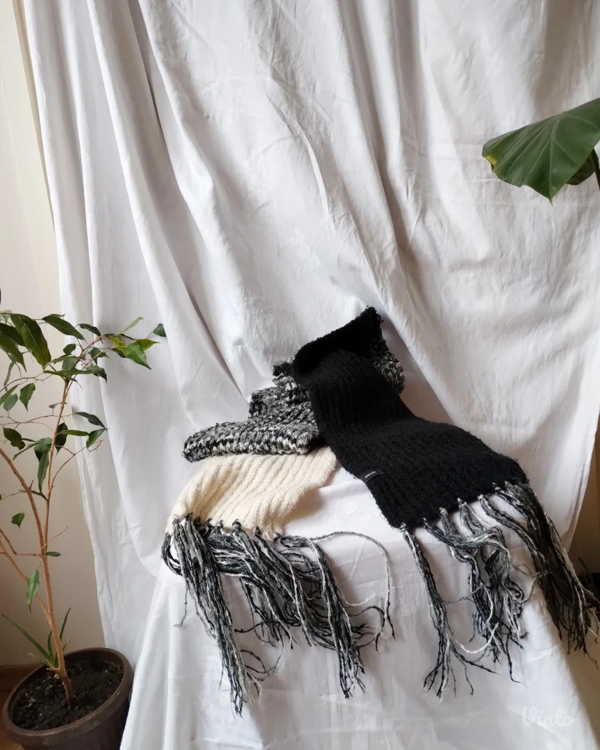 Crno-beli-sivi šal sa resama