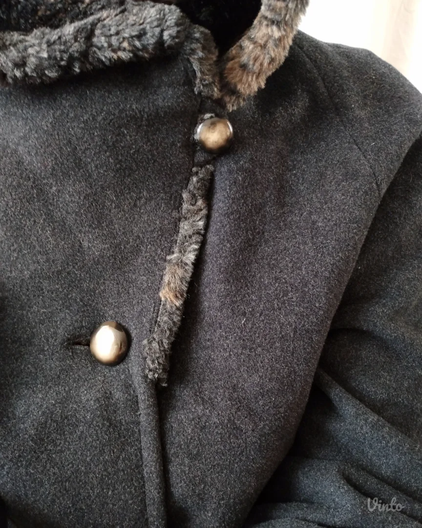 Kaput sa krznom-kapuljačom; vel. 38-40