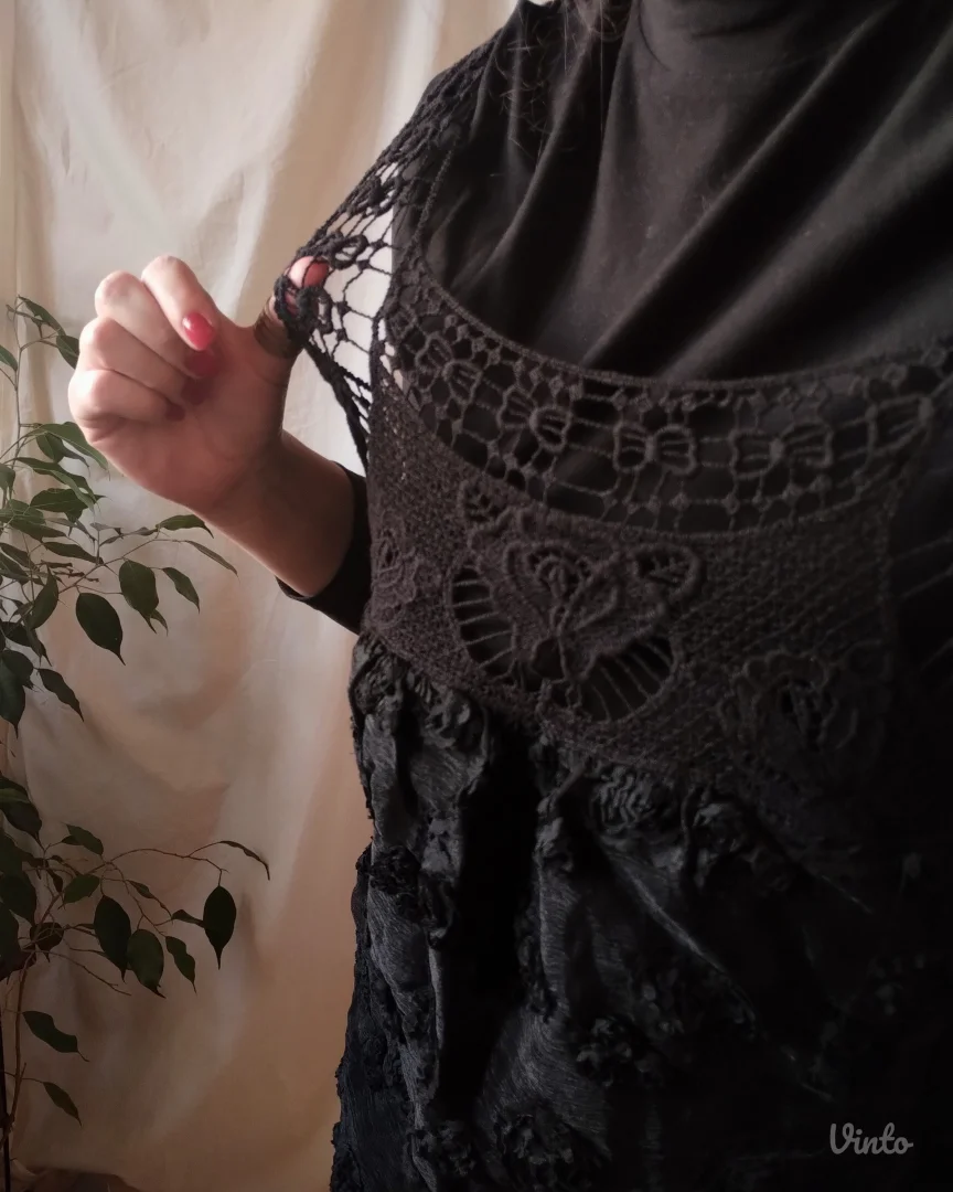 Crna čipkasta haljina-tunika