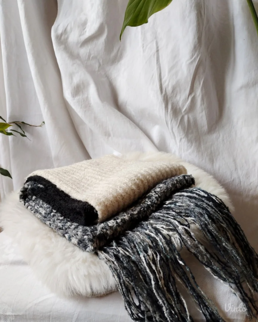 Crno-beli-sivi šal sa resama