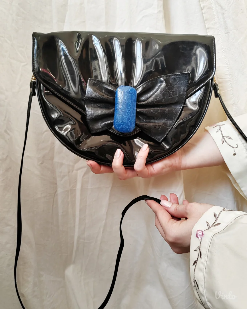 Lakovana torbica sa mašnom