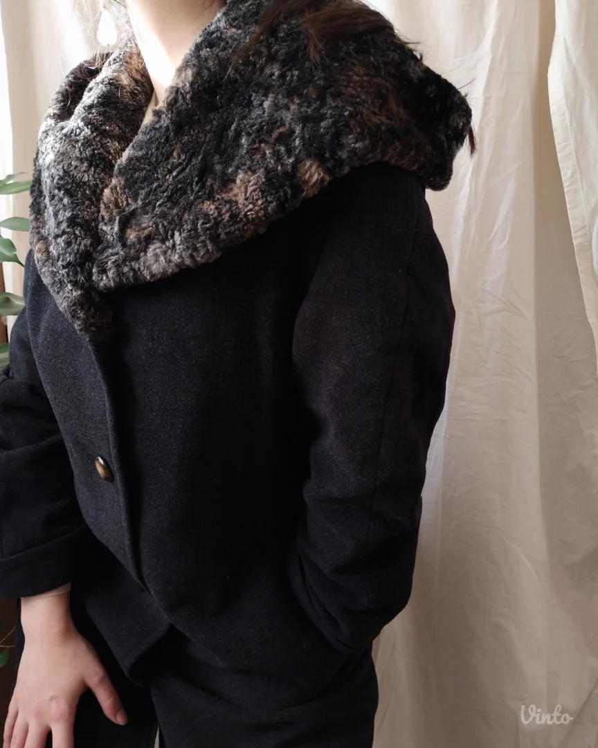 Kaput sa krznom-kapuljačom; vel. 38-40