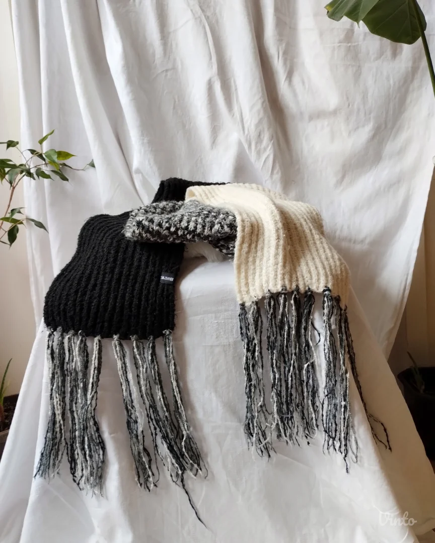 Crno-beli-sivi šal sa resama