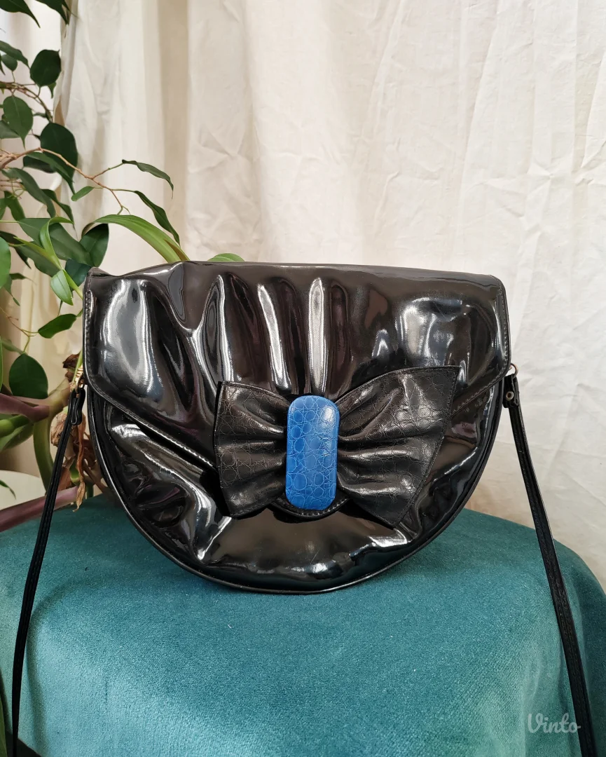 Lakovana torbica sa mašnom