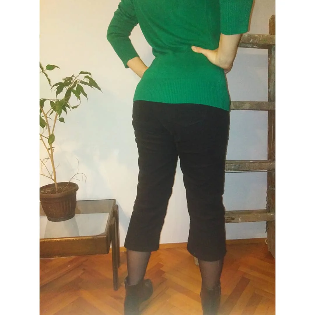 H&M crne somotne pantalone