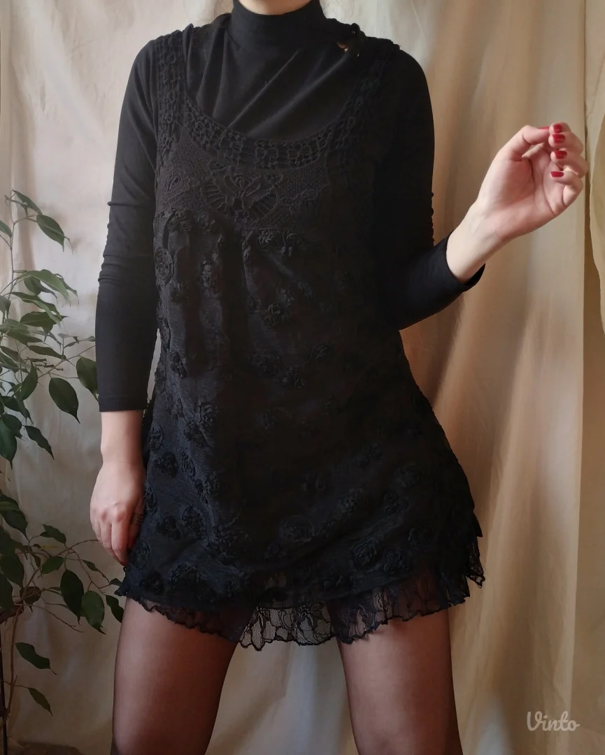 Crna čipkasta haljina-tunika