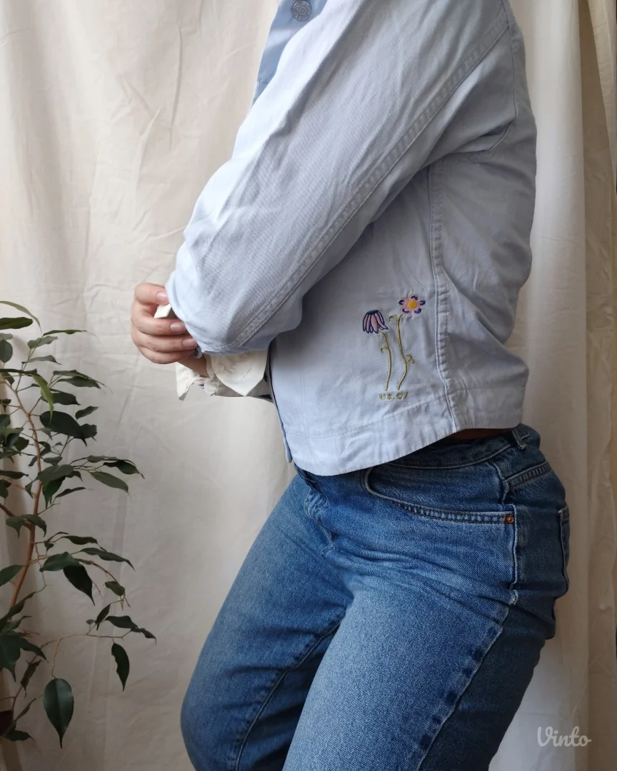 Crop jakna sa cvetnim vezom