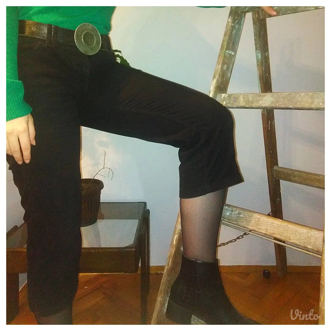 H&M crne somotne pantalone