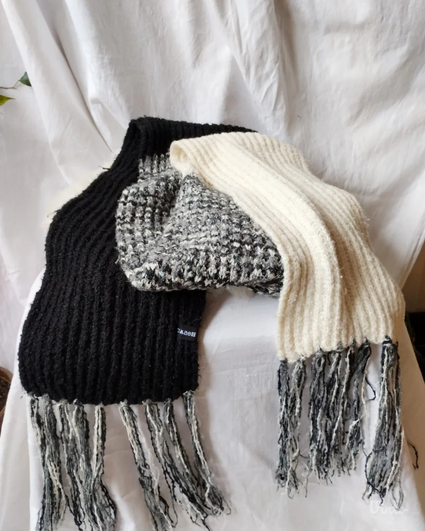 Crno-beli-sivi šal sa resama