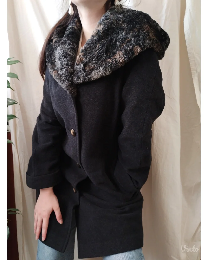 Kaput sa krznom-kapuljačom; vel. 38-40