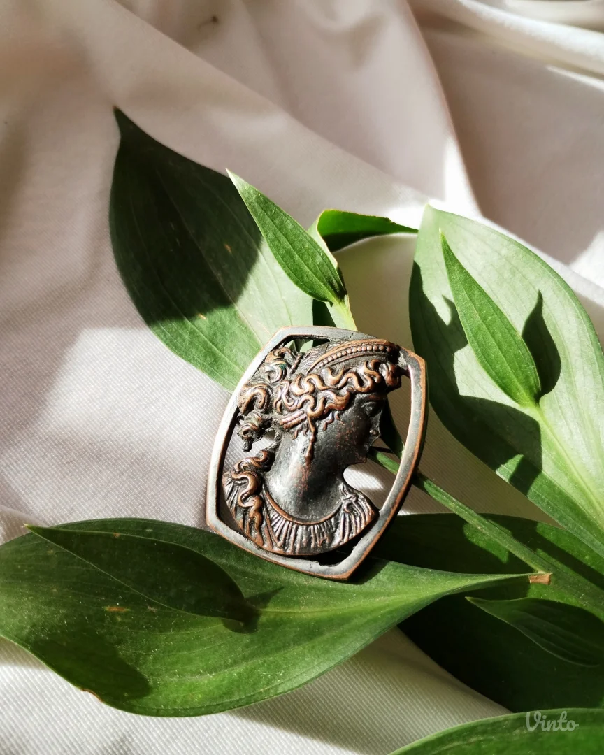 Vintage broš - Goddess