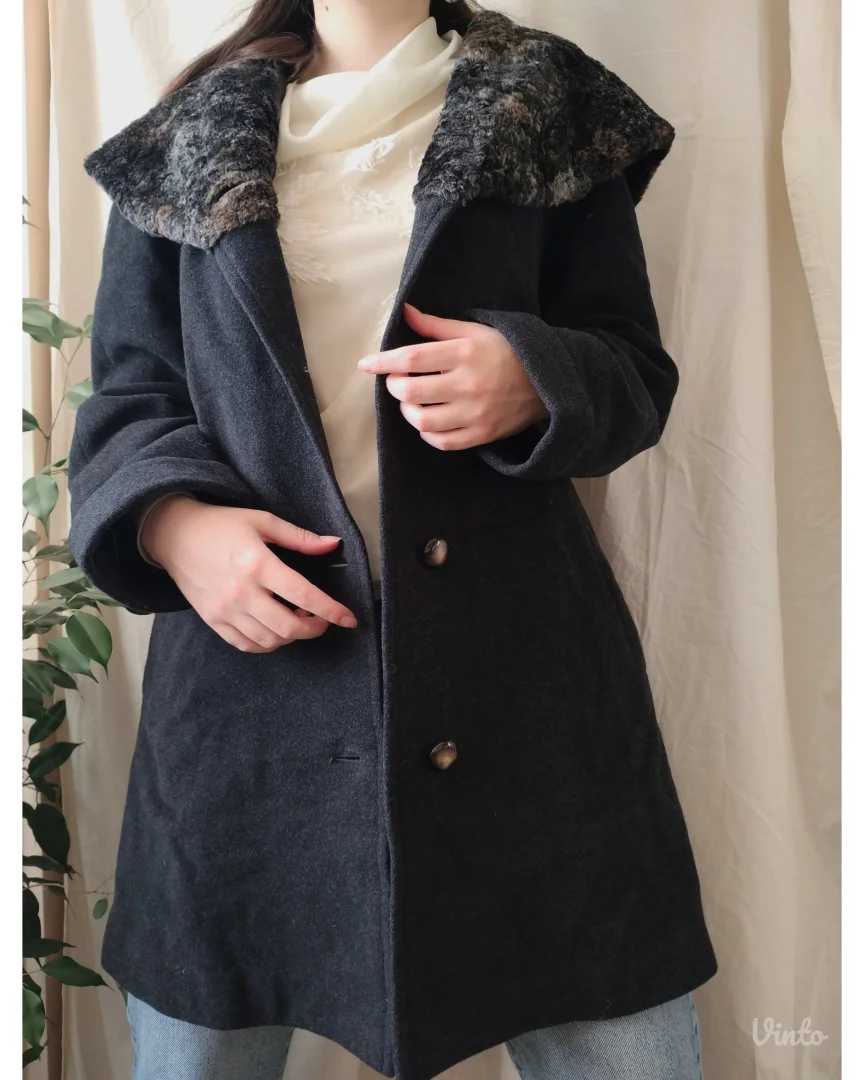 Kaput sa krznom-kapuljačom; vel. 38-40