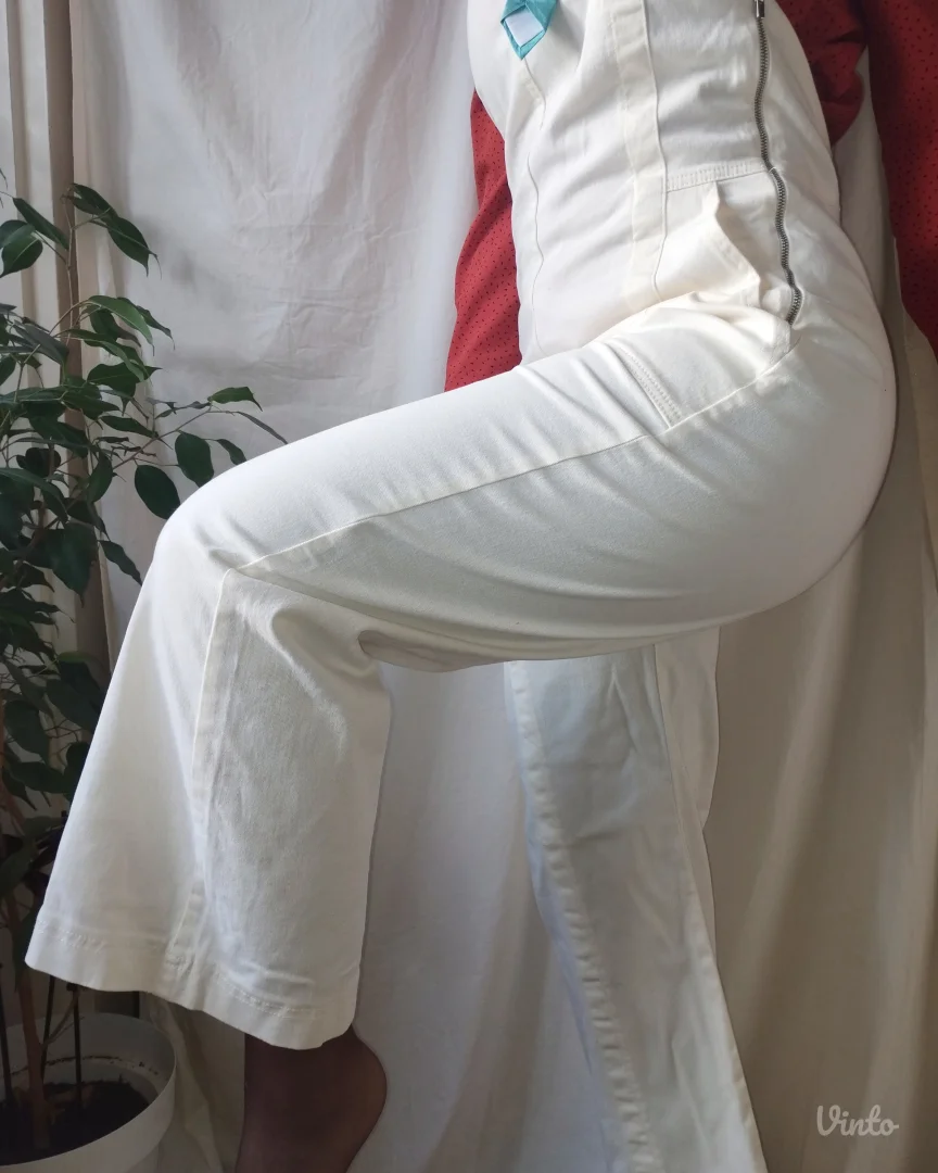 Bershka pantalone sa tregerima