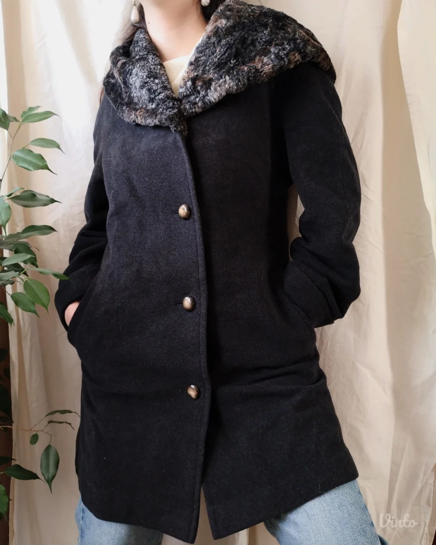 Kaput sa krznom-kapuljačom; vel. 38-40