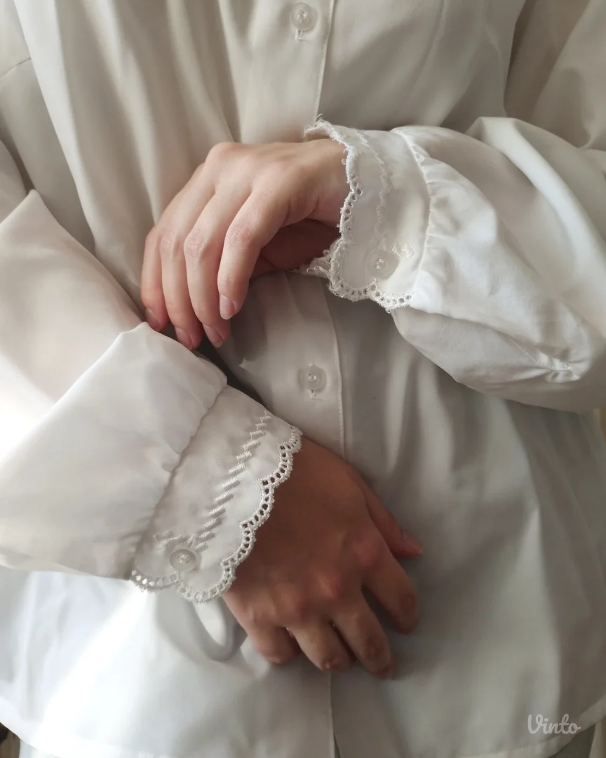 Oversized bela košulja sa čipkastim detaljima