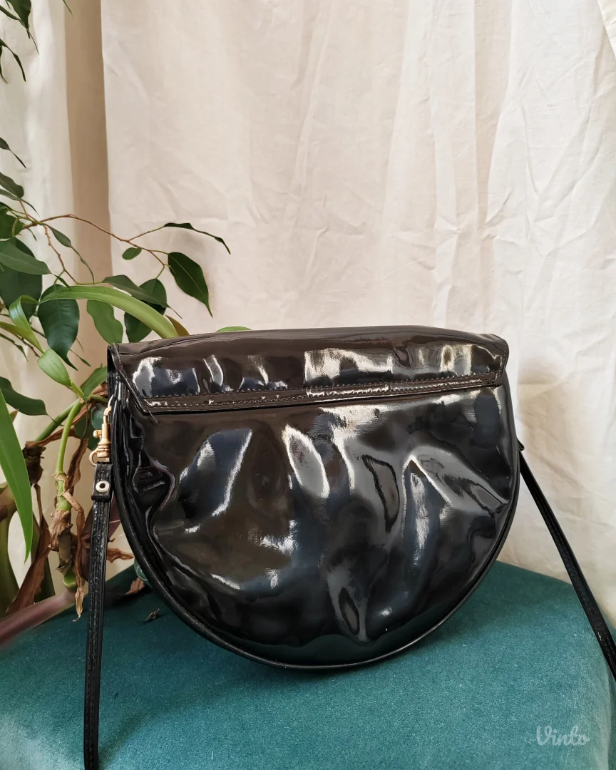 Lakovana torbica sa mašnom