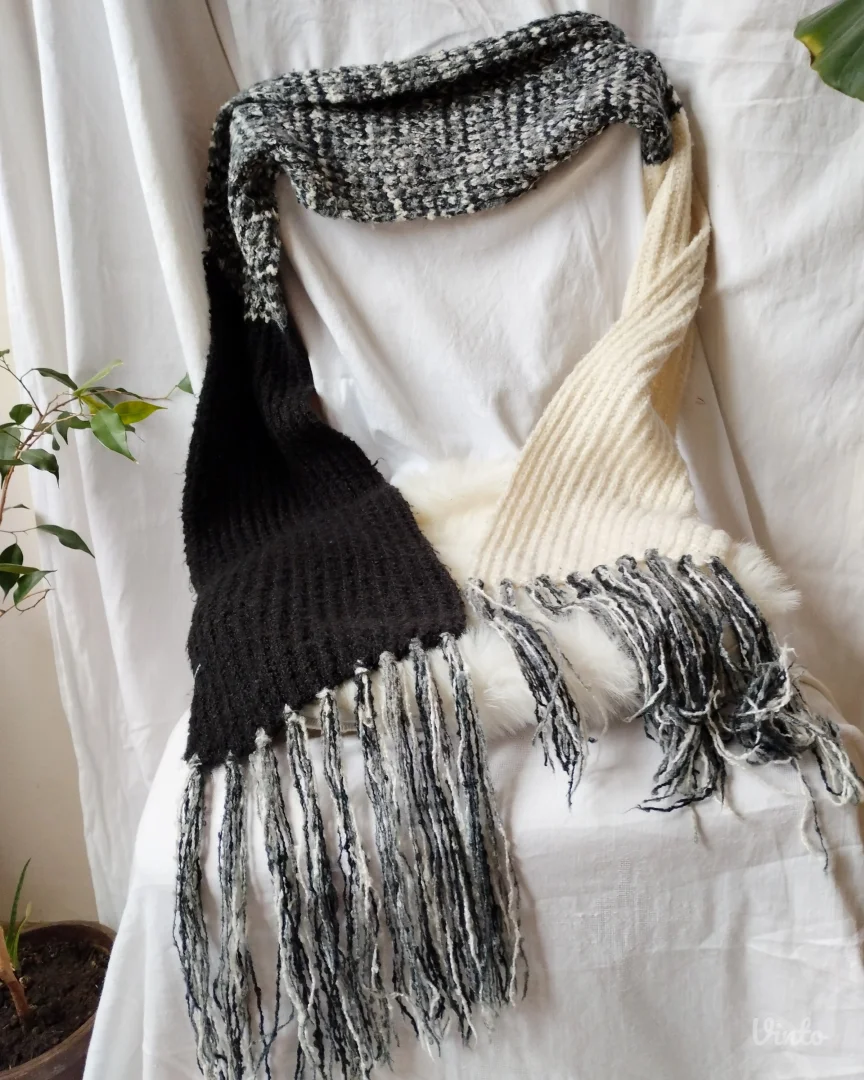 Crno-beli-sivi šal sa resama