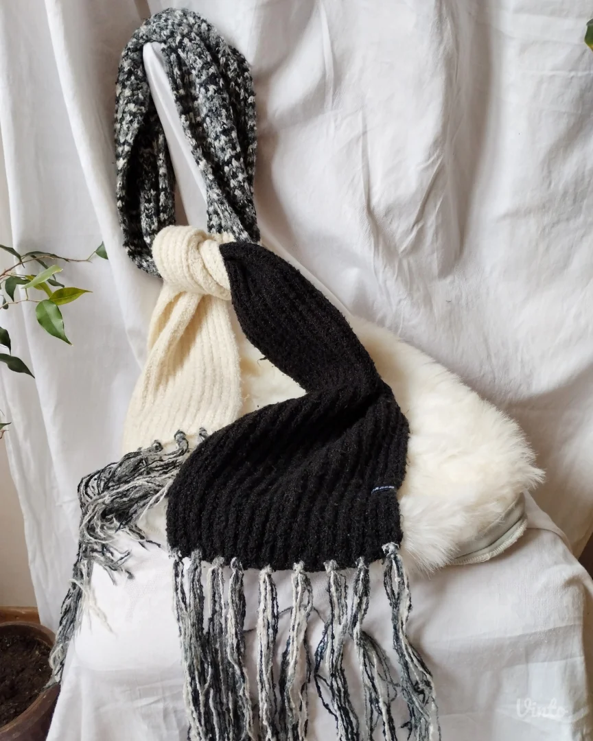 Crno-beli-sivi šal sa resama