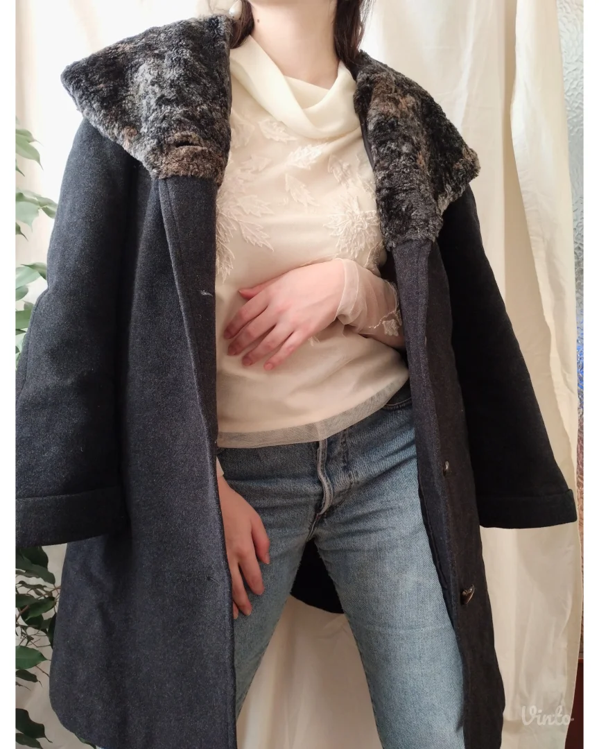 Kaput sa krznom-kapuljačom; vel. 38-40