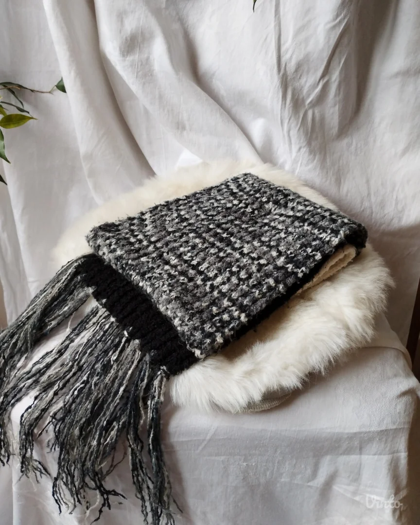 Crno-beli-sivi šal sa resama