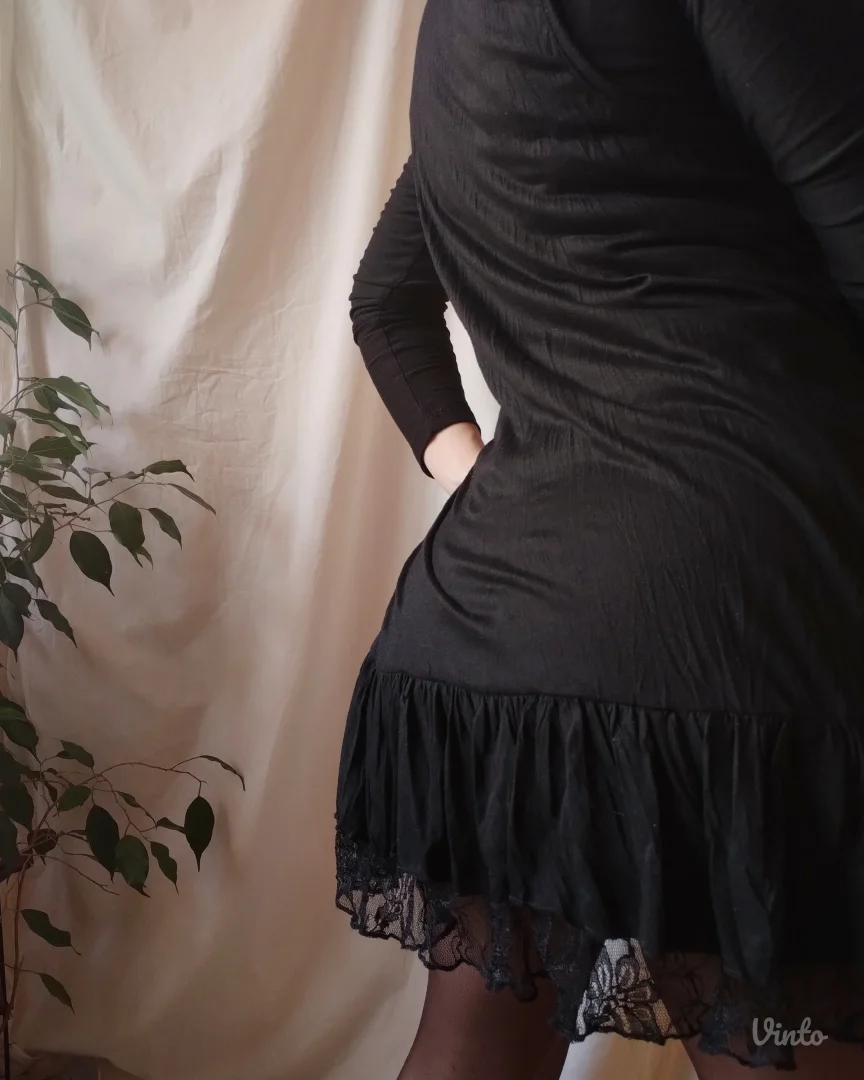 Crna čipkasta haljina-tunika