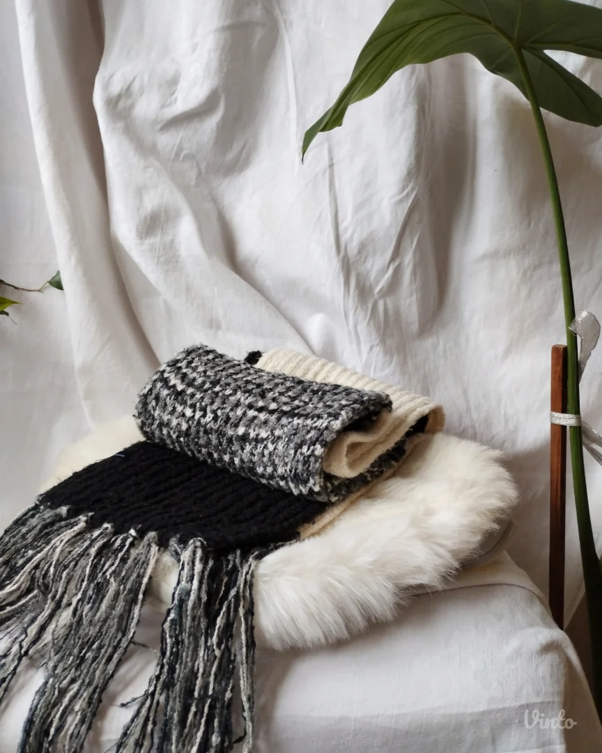 Crno-beli-sivi šal sa resama