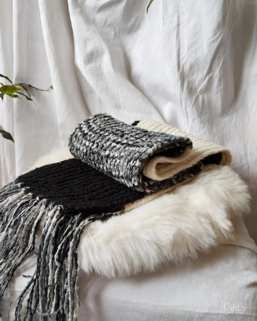 Crno-beli-sivi šal sa resama