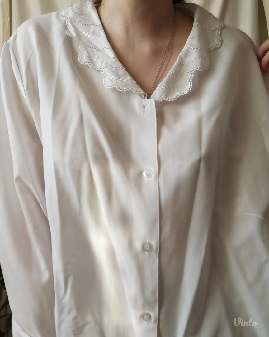 Oversized bela košulja sa čipkastim detaljima