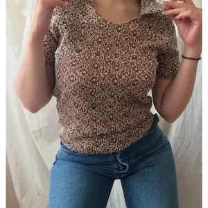 Retro končana bluza s kragnom