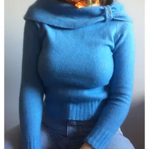 Crop off-the-shoulder džemper