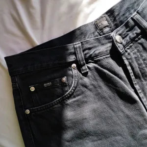 HUGO BOSS crne farmerice; W34 L34