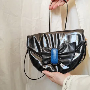 Lakovana torbica sa mašnom