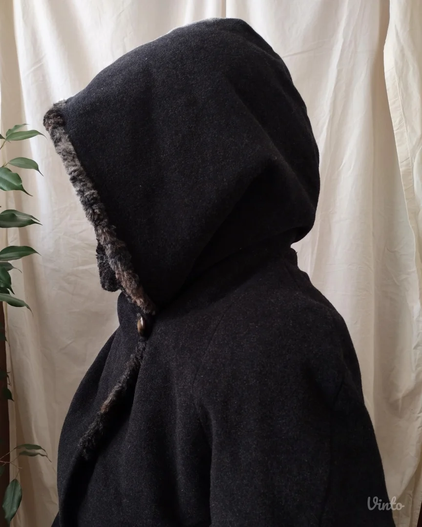 Kaput sa krznom-kapuljačom; vel. 38-40