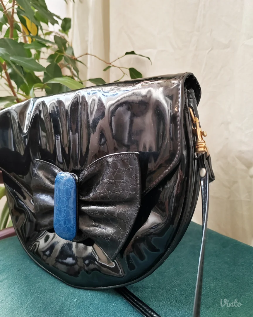 Lakovana torbica sa mašnom