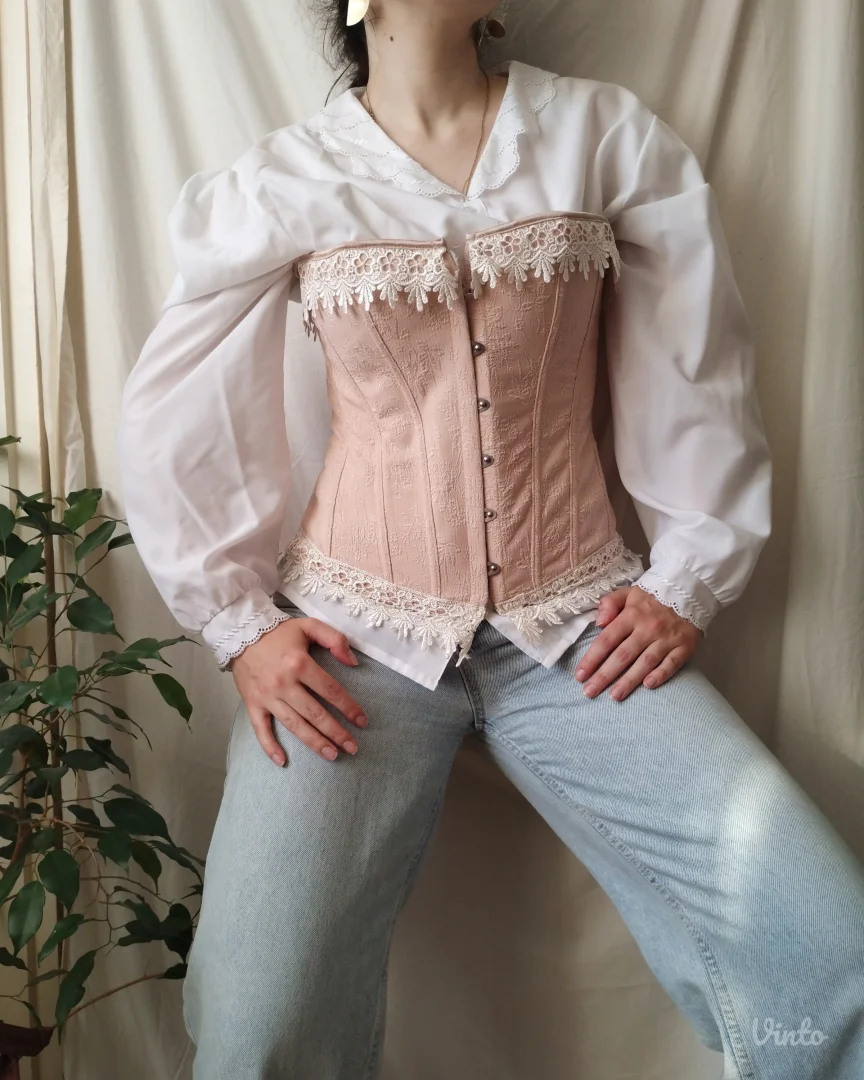 Oversized bela košulja sa čipkastim detaljima