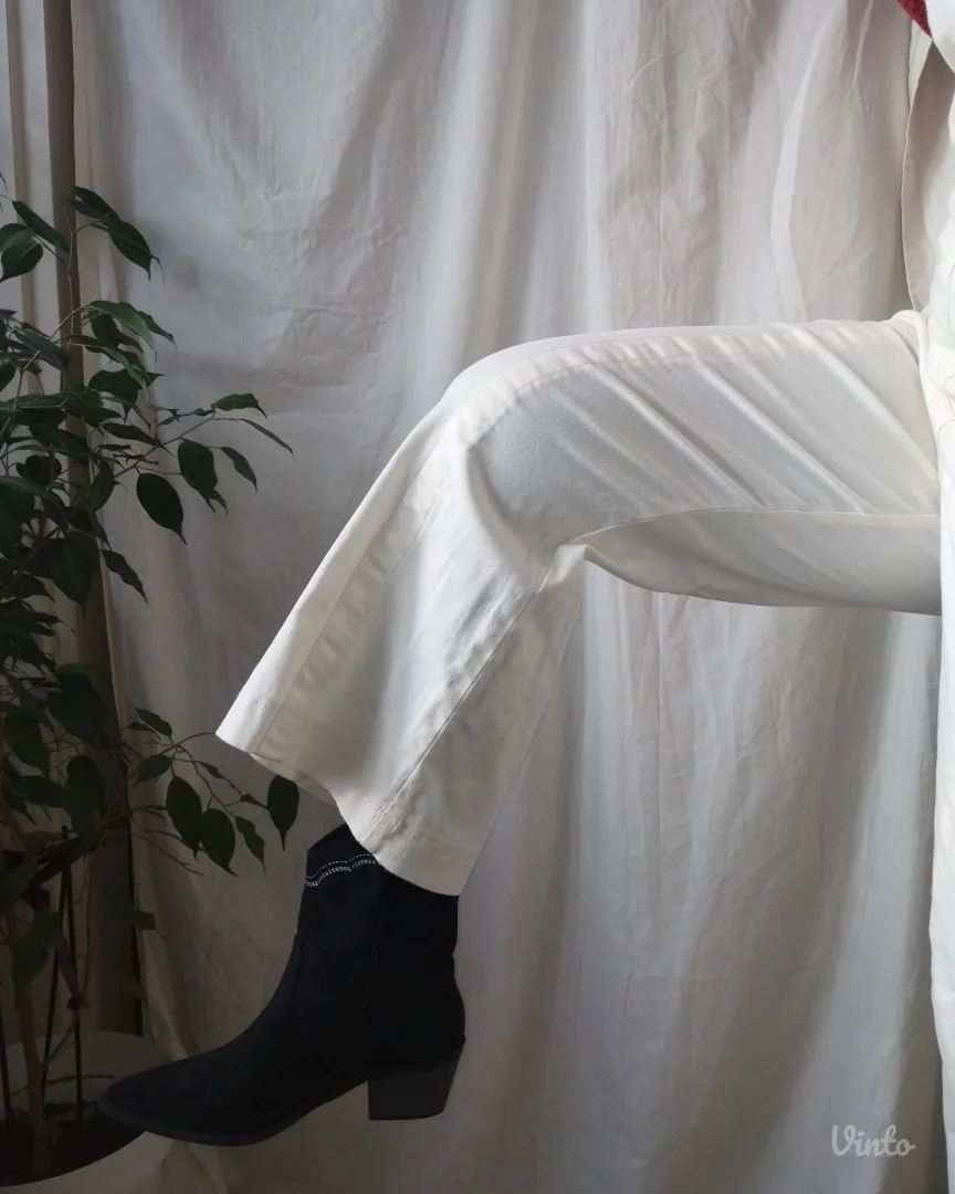 Bershka pantalone sa tregerima