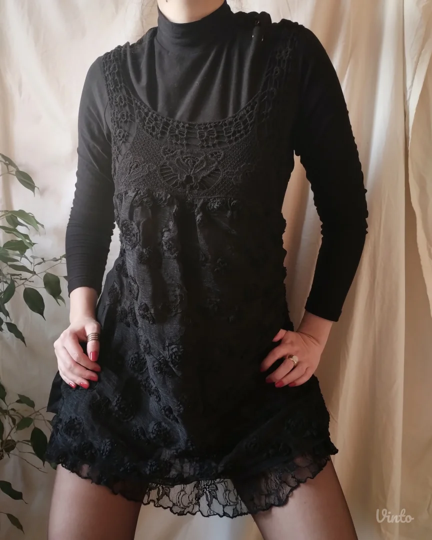 Crna čipkasta haljina-tunika