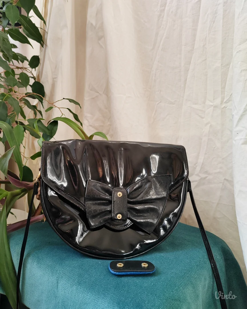 Lakovana torbica sa mašnom