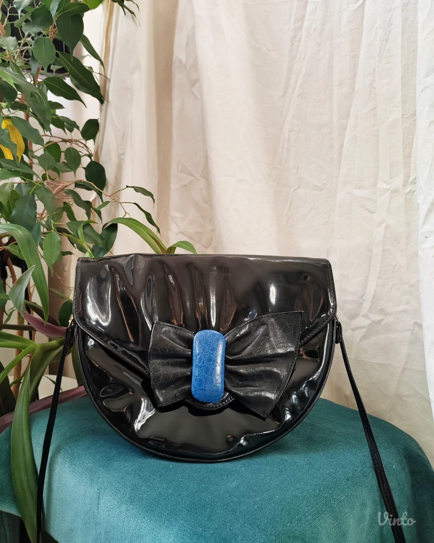 Lakovana torbica sa mašnom