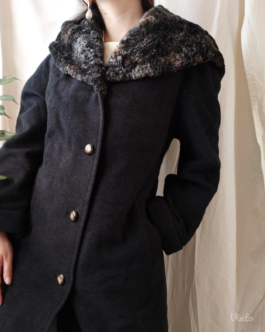 Kaput sa krznom-kapuljačom; vel. 38-40