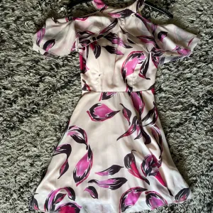 Cvetna roze haljina