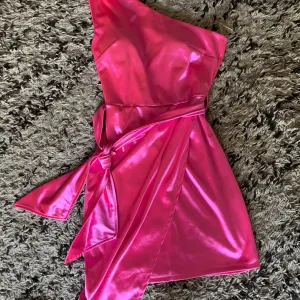 Roze haljina