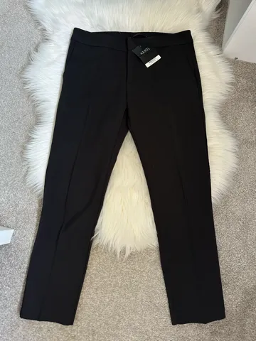 Elegantne pantalone sa etiketom