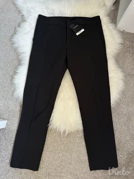 Elegantne pantalone sa etiketom