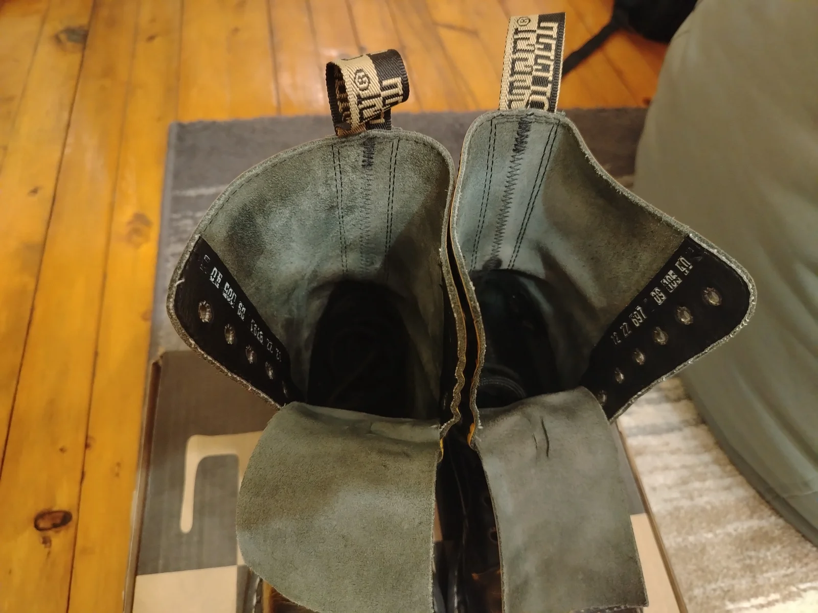 STEEL martinke crno-žute – 10 kopči – odlično stanje