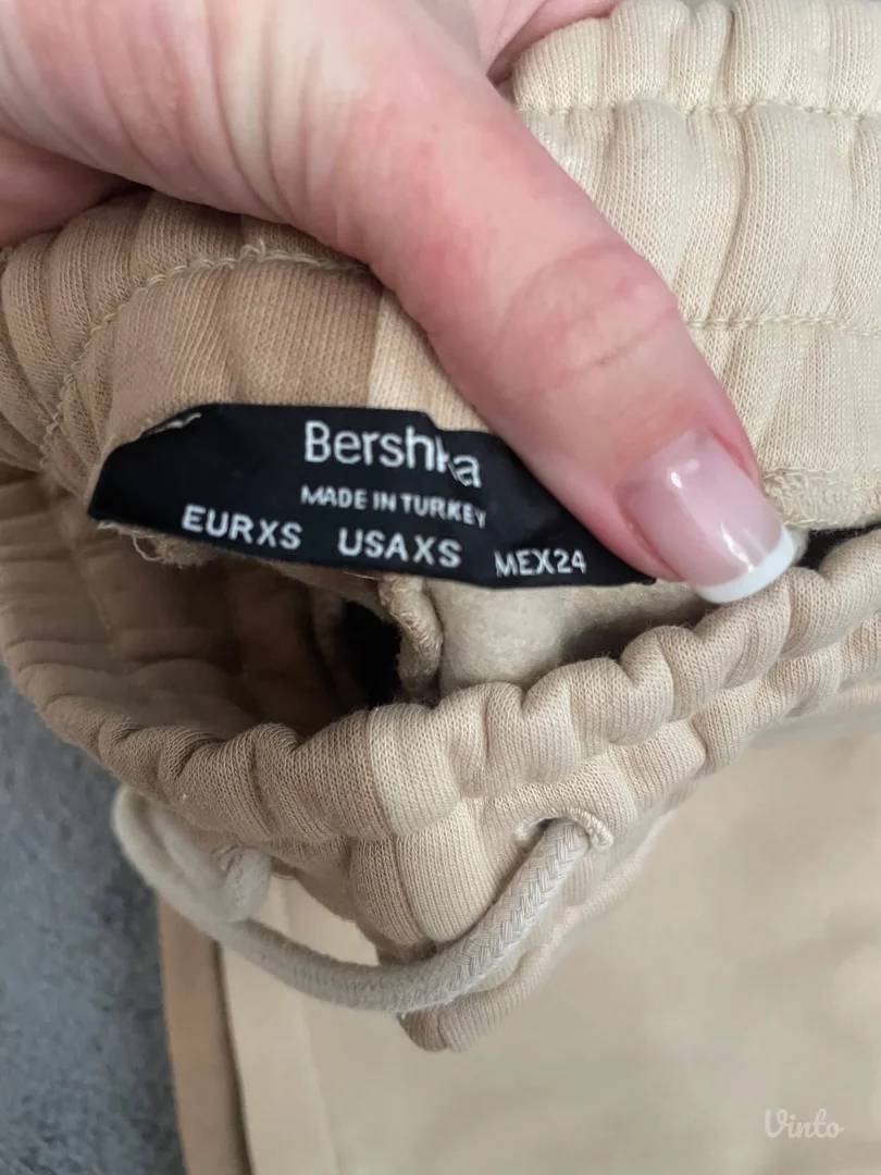 Bershka- trenerka