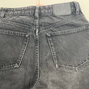 Bershka- crne farmerke