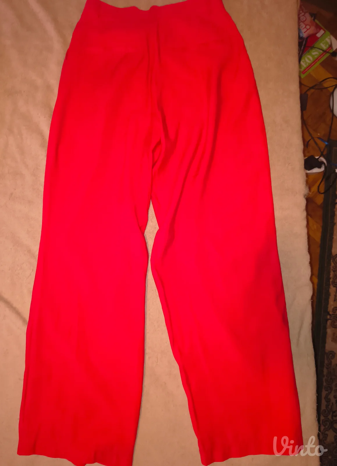 Zara crvene pantalona