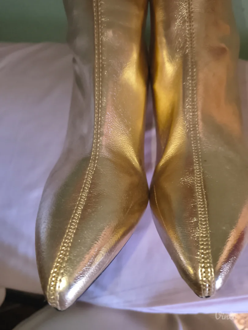 Stradivarius zlatne čizme