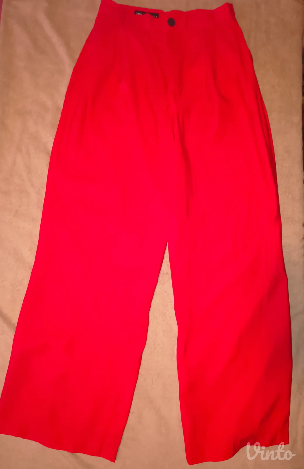 Zara crvene pantalona